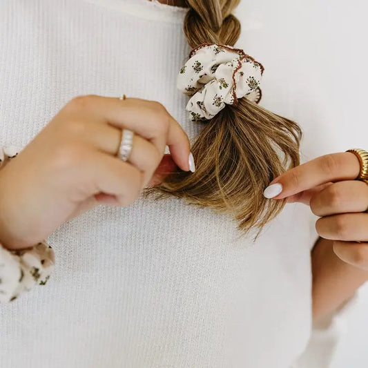 AUTUMN LACE TRIMMED OVERSIZED SCRUNCHIE