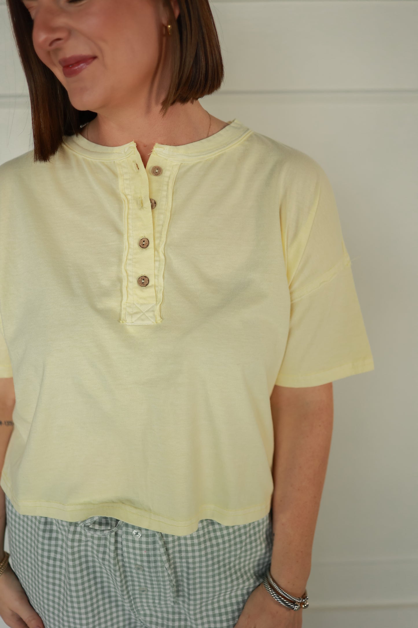THE YELLOW TEE WITH BUTTONS