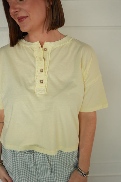THE YELLOW TEE WITH BUTTONS