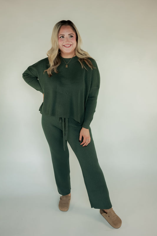 LOUNGE IN STYLE SET IN HUNTER GREEN