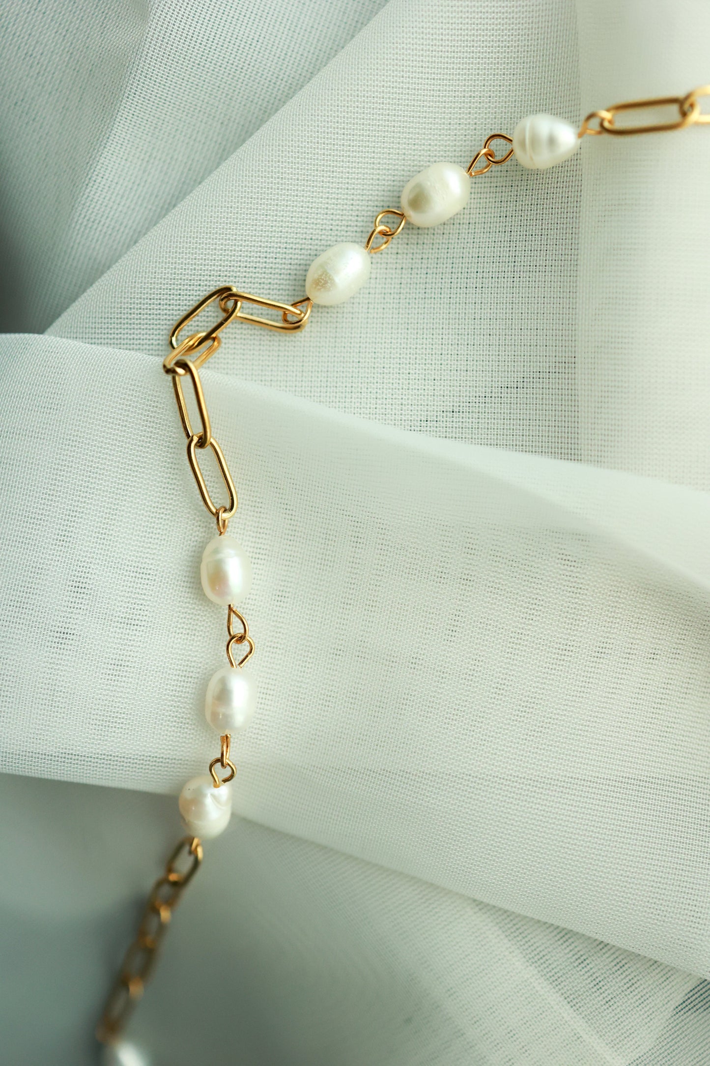 THE LUMINOUS PEARL NECKLACE