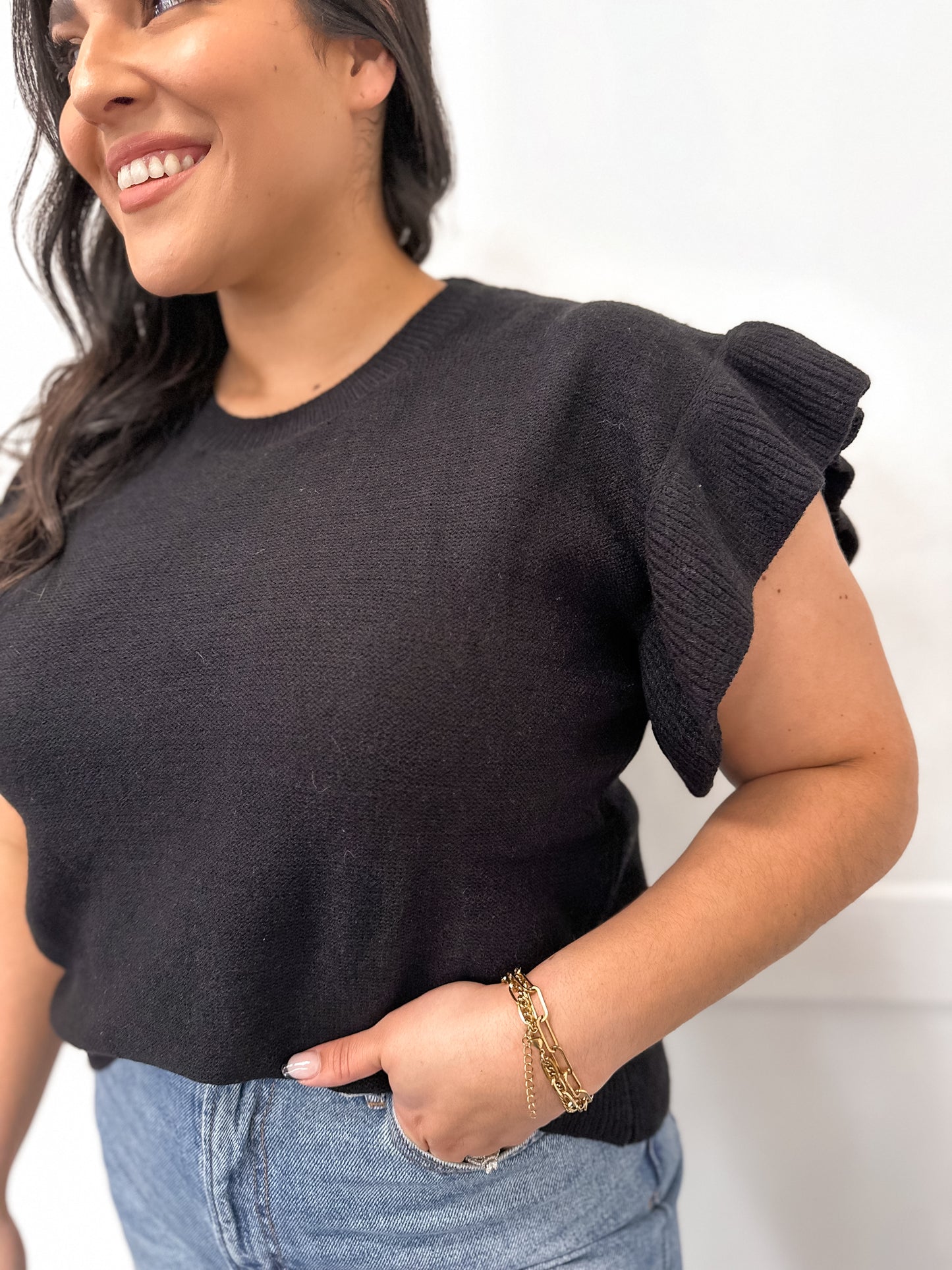 A NEUTRAL TYPE OF WAY TOP IN BLACK