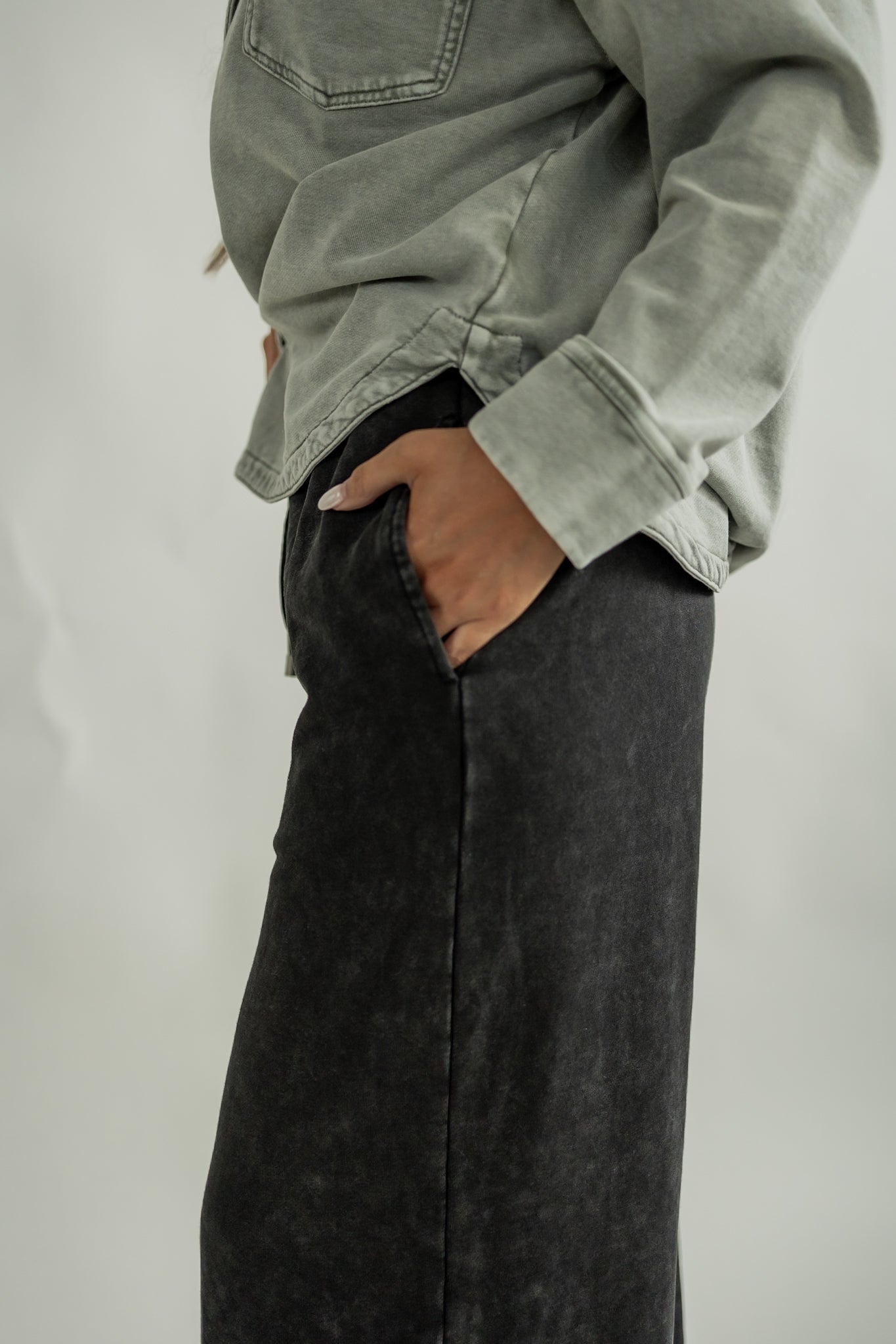 THE MINERAL WASHED PANTS IN BLACK