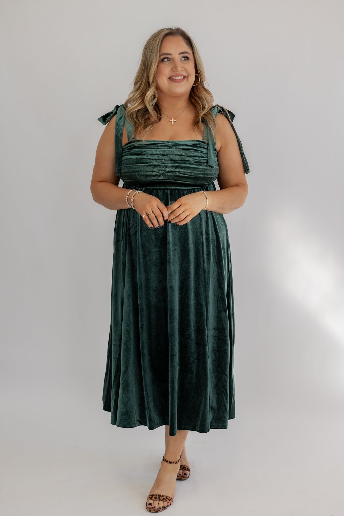 A VELVET MOMENT DRESS IN HUNTER GREEN