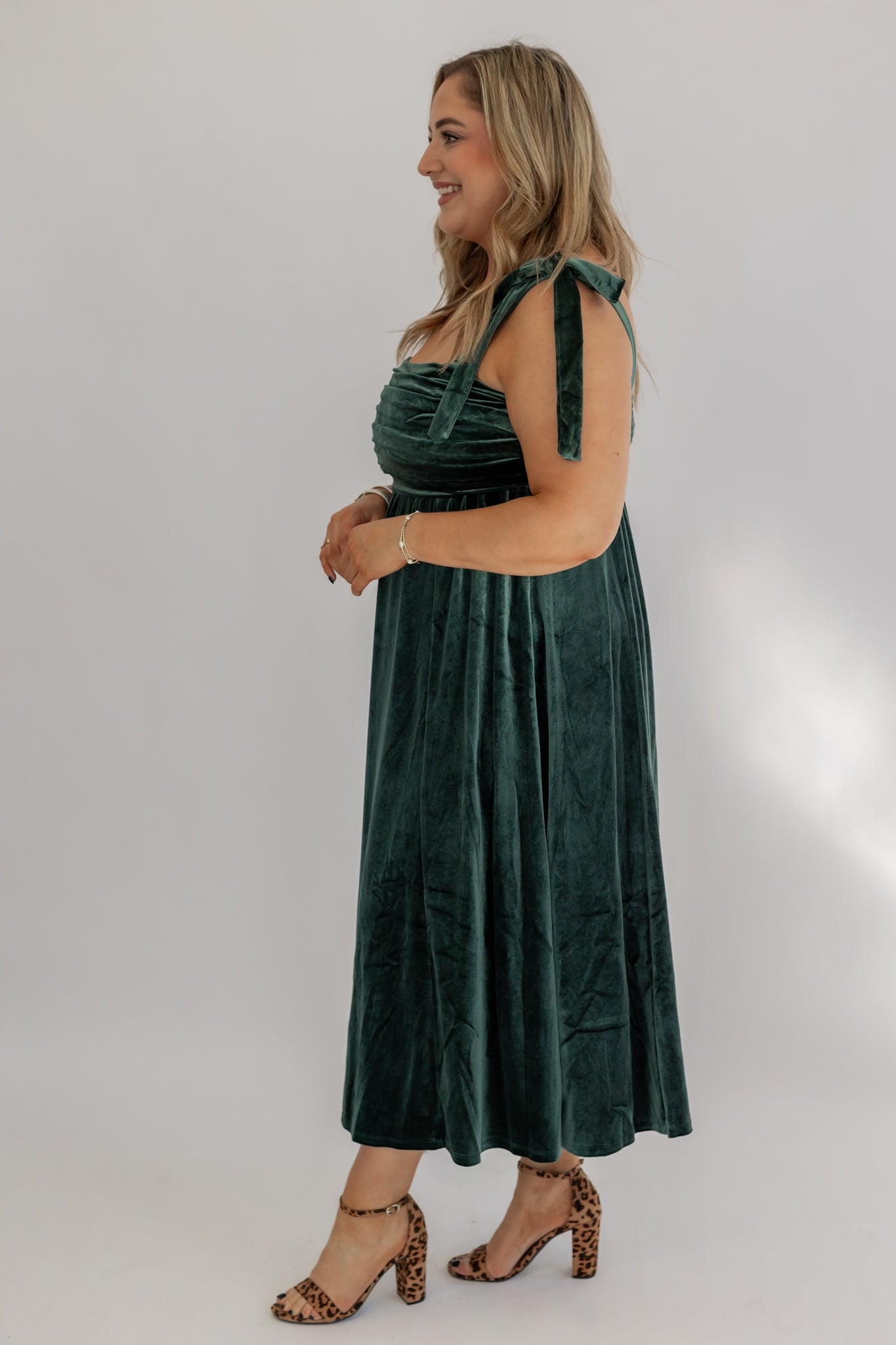 A VELVET MOMENT DRESS IN HUNTER GREEN