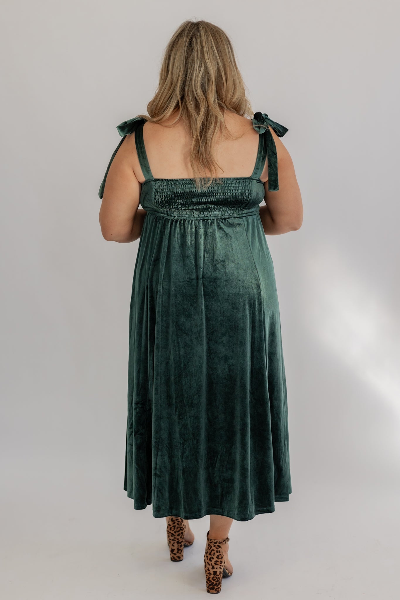 A VELVET MOMENT DRESS IN HUNTER GREEN