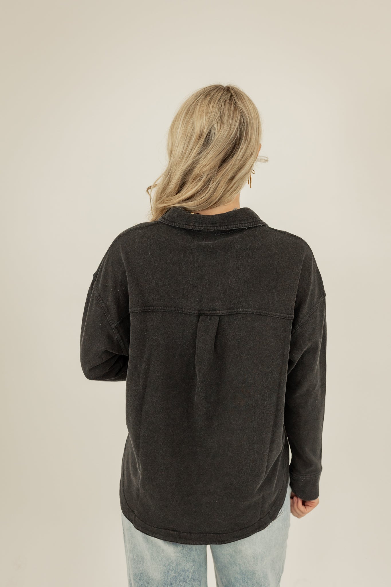 THE SIMPLE SHACKET IN CHARCOAL