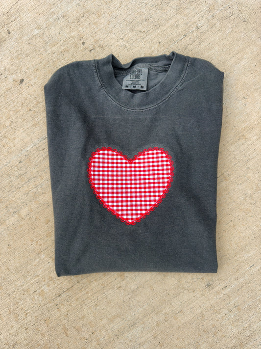 EMBROIDERED GINGHAM HEART TEE | RED