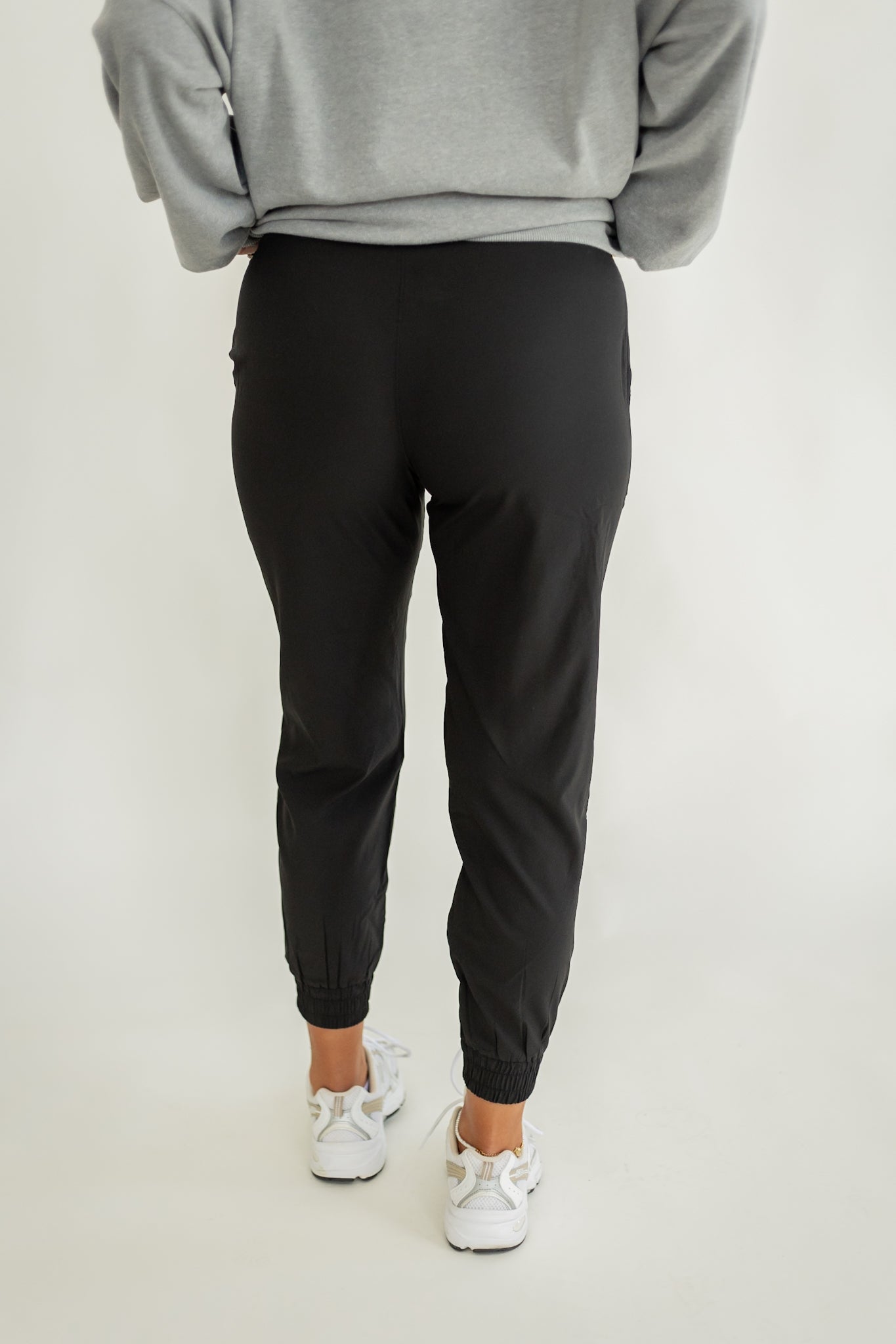 THE ESSENTIAL JOGGERS | BLACK