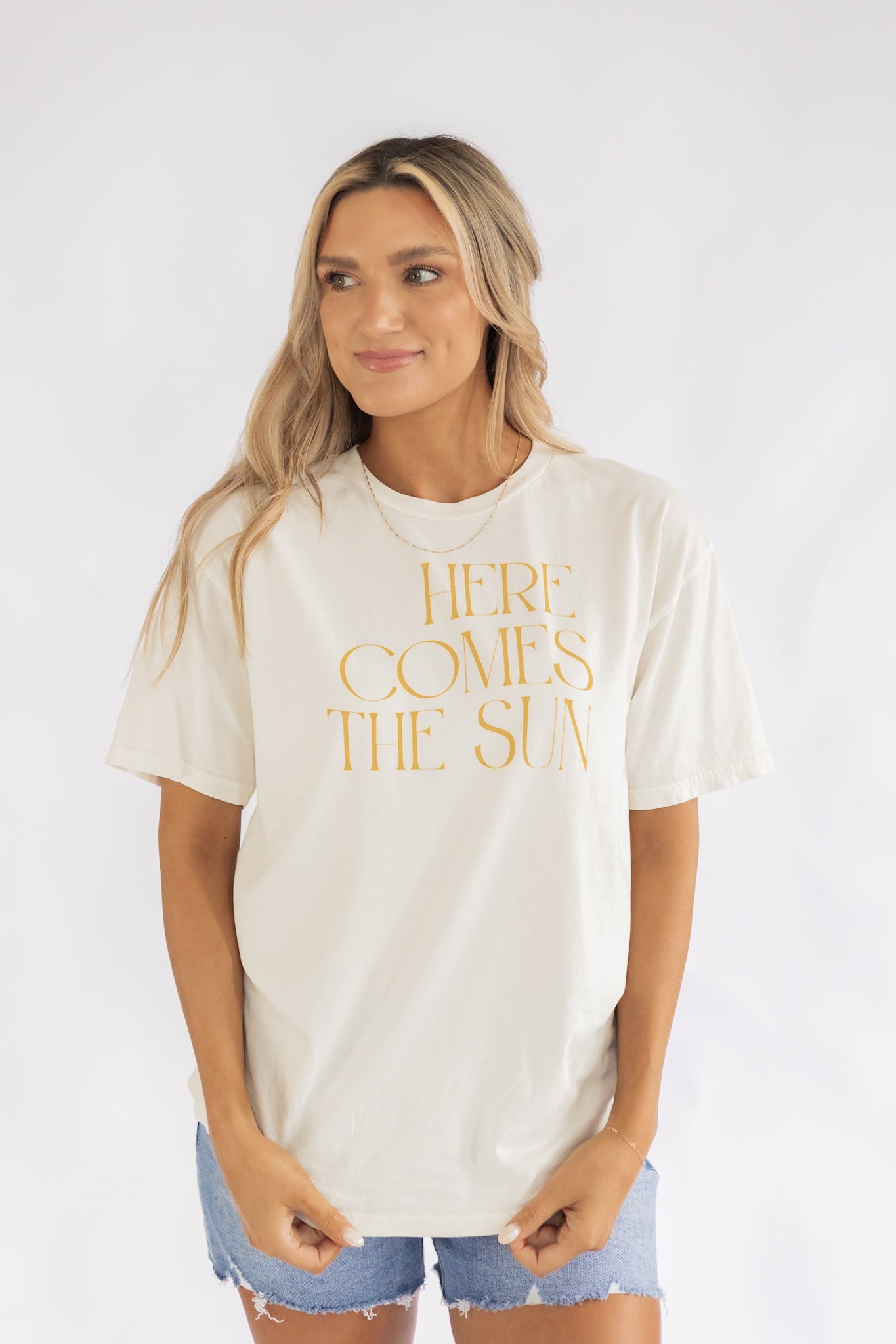 HERE COMES THE SUN GRAPHIC TEE