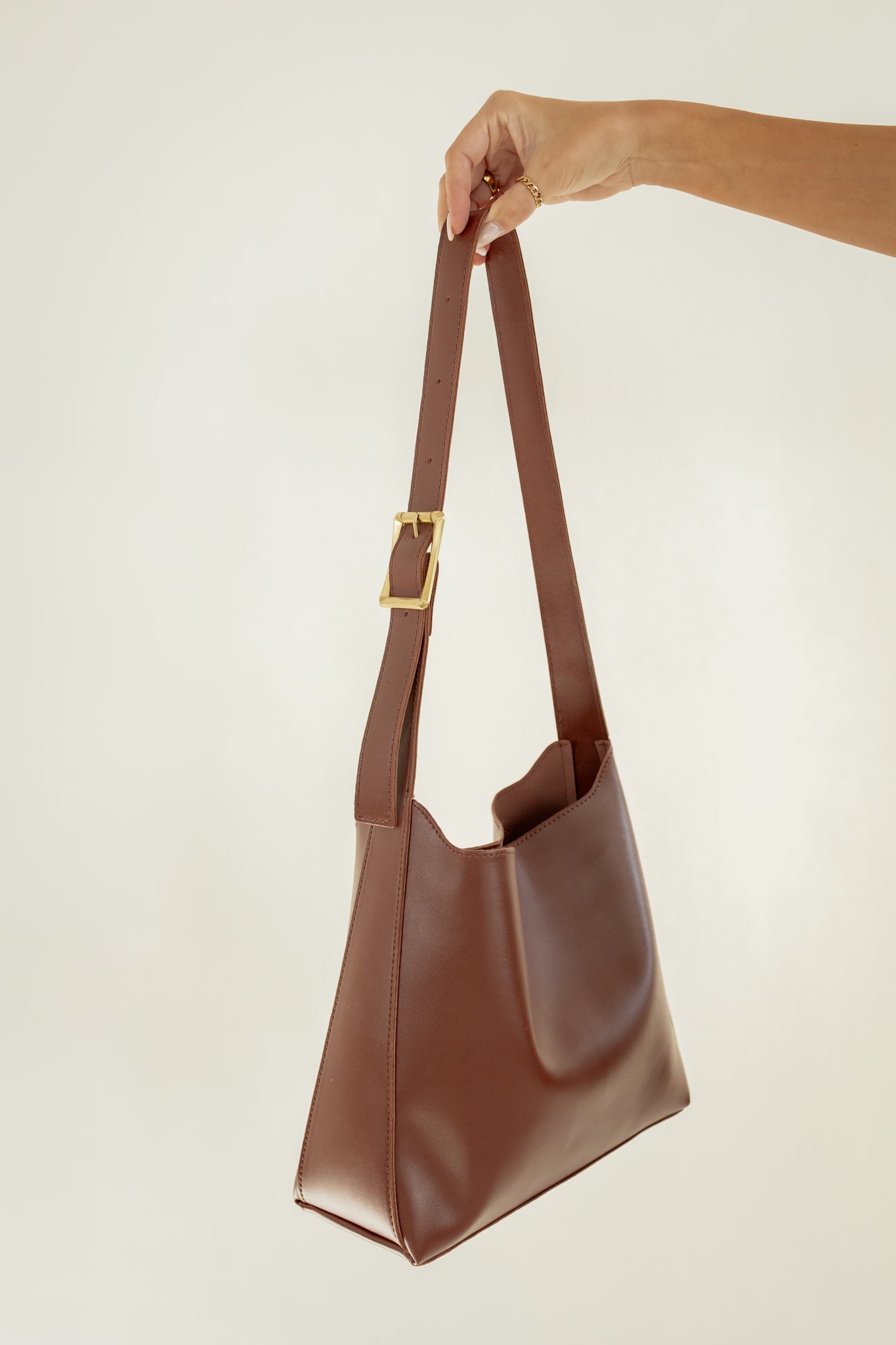 SIMPLE LEISURE BUCKET BAG | DARK BROWN