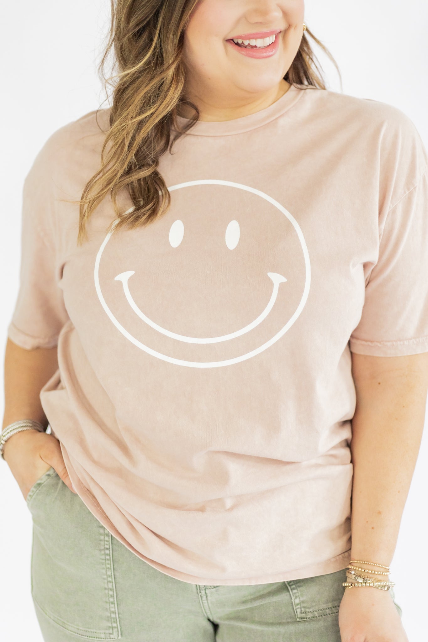 THE SMILEY FACE GRAPHIC TEE IN BLUSH
