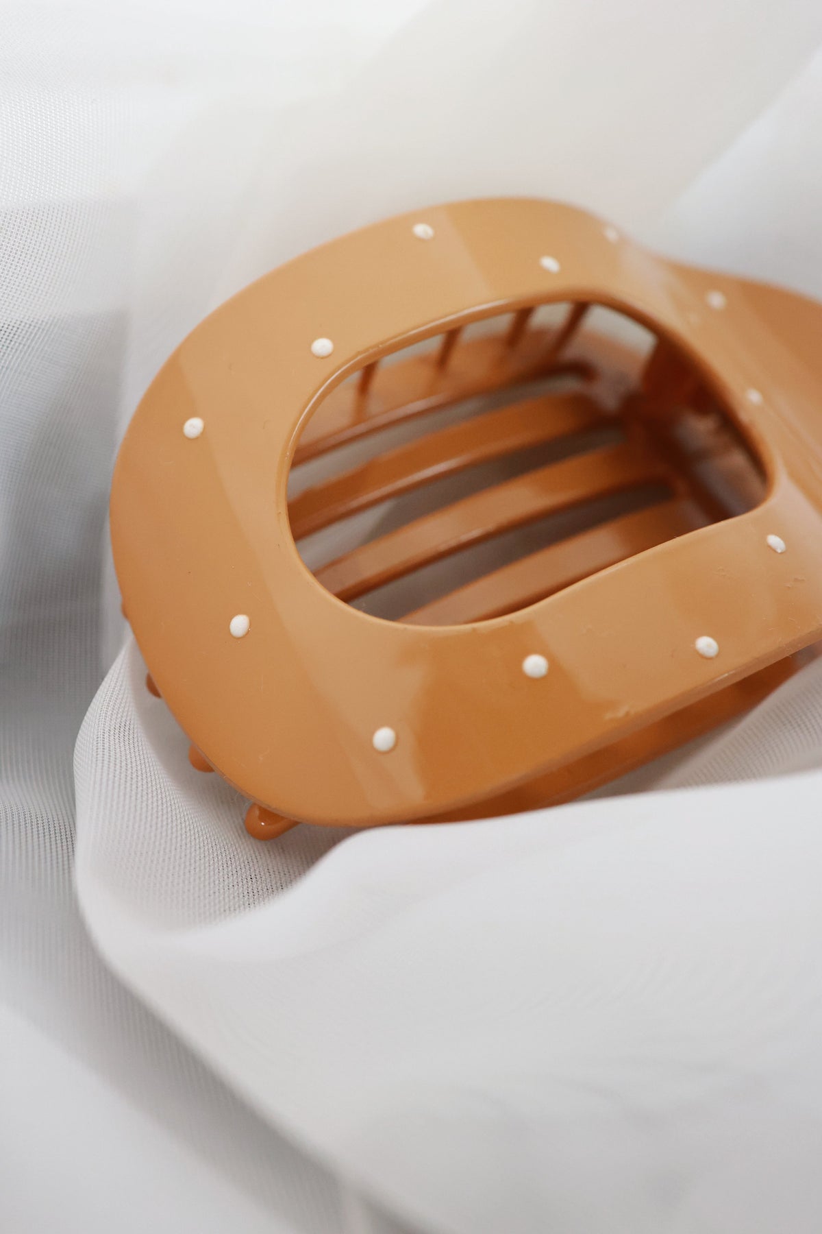 JUMBO LAY FLAT CLAW CLIPS | LIGHT TAUPE POLKA DOTS