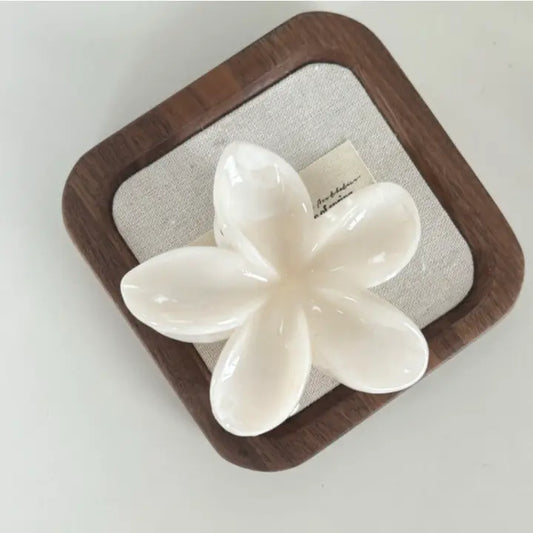 GLOSSY FLOWER HAIR CLAW